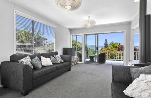 Taupo House | Acacia Bay - Lake and Mountain Views