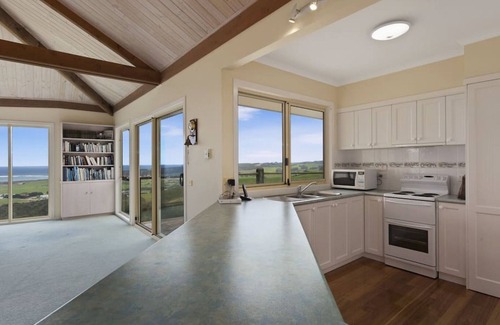 Apollo Bay House | ACACIA BRAE - spectacular views + family home