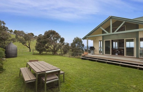 Apollo Bay House | ACACIA BRAE - spectacular views + family home