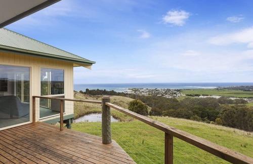 Apollo Bay House | ACACIA BRAE - spectacular views + family home