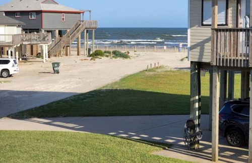 Galveston Apartment | Acapulco Beach House (Upstairs)