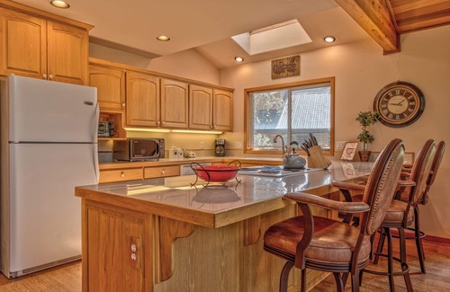 Oregon Water Wonderland Cabin | Access the Big Deschutes River right from the back yard of this amazing home!