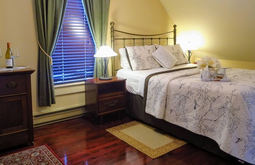 Lac-Brome House | Access to Lac Brome and close to several bike paths in summer and skiing in winter
