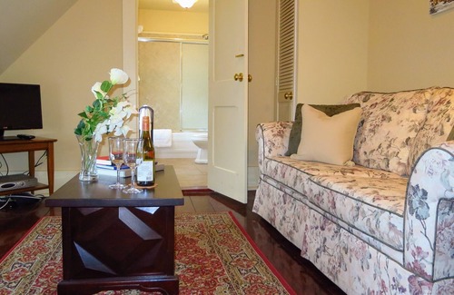 Lac-Brome House | Access to Lac Brome and close to several bike paths in summer and skiing in winter