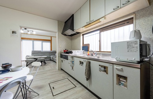 Yokkaichi House | Accommodates 13 people Convenient access to Nagoya, Nagashima, and Ise 3 free parking spaces Family size guesthouse with terrace