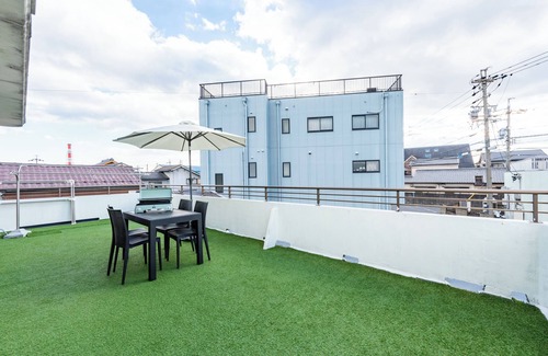 Yokkaichi House | Accommodates 13 people Convenient access to Nagoya, Nagashima, and Ise 3 free parking spaces Family size guesthouse with terrace