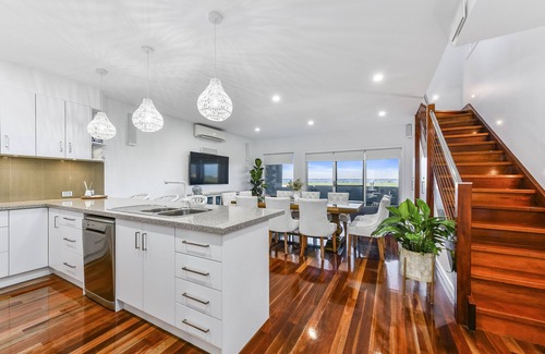 Port Macdonnell House | Ace Bayview Beachfront apartment is located in the heart of Port Mac Donnell.