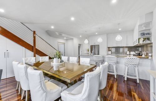 Port Macdonnell House | Ace Bayview Beachfront apartment is located in the heart of Port Mac Donnell.