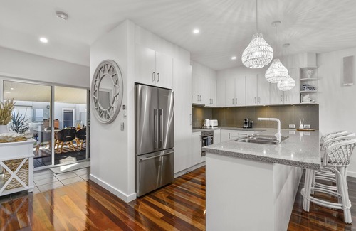 Port Macdonnell House | Ace Bayview Beachfront apartment is located in the heart of Port Mac Donnell.