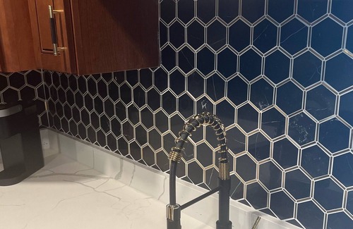 Downtown Baltimore House | Ace Of Spades~Queen Beds~Grass Wall~Luxury