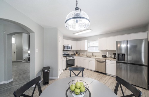 Round Rock House | ACL Super Home . 4 bedroom with Hot spa in the backyard in an awesome neigbohoo