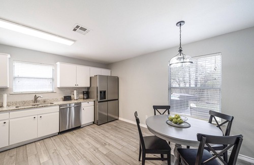 Round Rock House | ACL Super Home . 4 bedroom with Hot spa in the backyard in an awesome neigbohoo