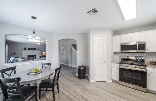 Round Rock House | ACL Super Home . 4 bedroom with Hot spa in the backyard in an awesome neigbohoo