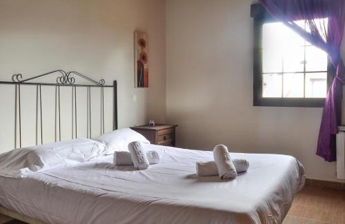 Navas de San Antonio Apartment | Acogedora con Jardín y Chimenea by CABANA Rentals