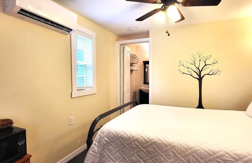 Tarpon Springs House | Acorn Cottage * Downtown * Tropical Yard