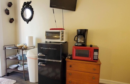 Tarpon Springs House | Acorn Cottage * Downtown * Tropical Yard