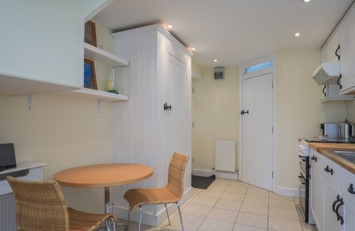 Winkfield House | Acorn Lodge Windsor - One Bedroom House, Sleeps 3