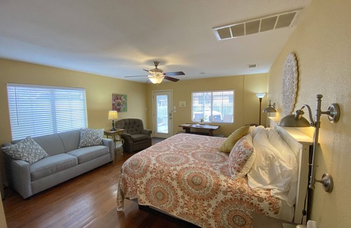 New Braunfels Cabin | Across Street From Comal River, 1 Block To Schlitterbahn, 3 Blocks To Downtown