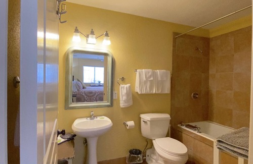 New Braunfels Cabin | Across Street From Comal River, 1 Block To Schlitterbahn, 3 Blocks To Downtown