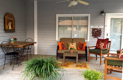 New Braunfels Cabin | Across Street From Comal River, 1 Block To Schlitterbahn, 3 Blocks To Downtown