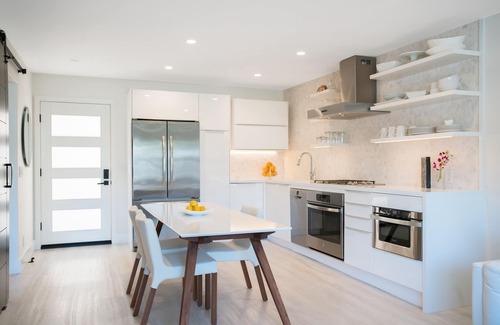 San Clemente Condo | 🌺 ACROSS STREET FROM BEACH, PEEK-A-BOO OCEAN VIEW, BBQ, WALK TO TOWN 🌺