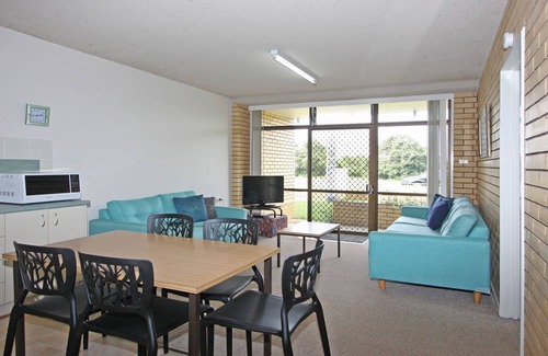 Flynns Beach Apartment | Across The Road From Flynn's Beach