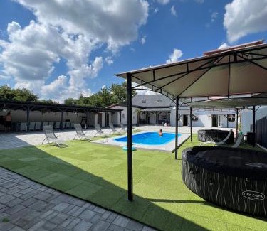 Kisujszallas Apartment | Adél Apartman