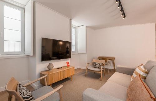 Misericordia Apartment | AD2 Renovated Charm in Prime Location with AC