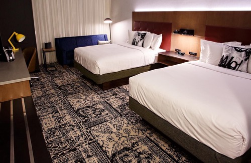 Lititz House | ADA Hearing & Mobility Accessible w/Roll-in Shower - Free Wifi - Plush King Bed