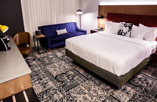 Lititz House | ADA Hearing & Mobility Accessible w/Roll-in Shower - Free Wifi - Plush King Bed