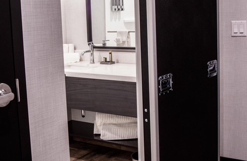 Lititz House | ADA Hearing & Mobility Accessible w/Roll-in Shower - Free Wifi - Plush King Bed