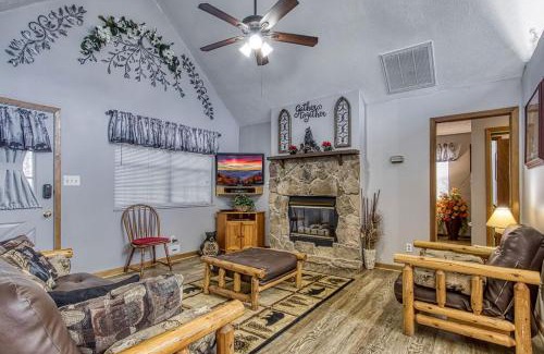 Pigeon Forge House | Adalynn's Mountain Retreat-Hot Tub, Cozy Cabin Retreat in the Smokies Comfort & Fun for All