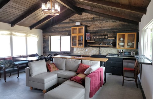 Brookings Cottage | Adele's Oceanside Retreat on Brookings best private beach Kid & Pet friendly!