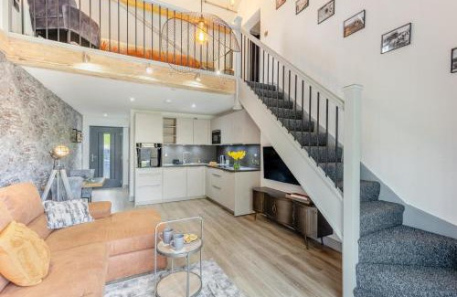Kingswood House | Aderyn Du