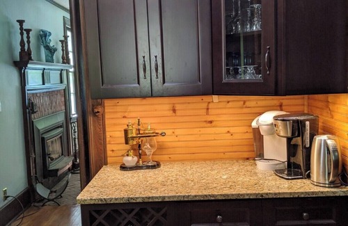 Saranac Lake House | Adirondack Artist Retreat -spacious 5 bedroom w/9 person hot tub and more!