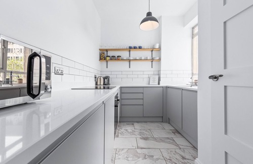 Westminster Apartment | Adjacent to Buckingham Palace & Westminster Abbey