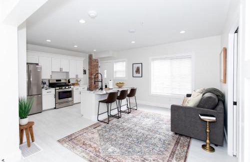 Sandusky House | Adjoining Condominium Units Sleeps 12 in Downtown Sandusky!