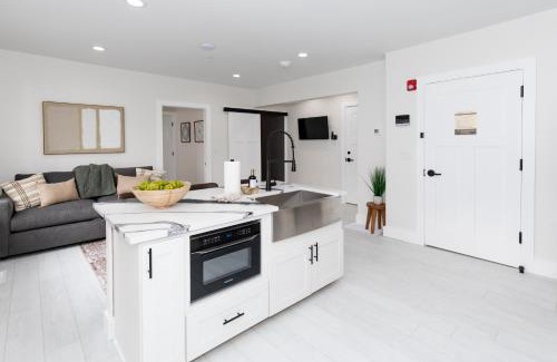 Sandusky House | Adjoining Condominium Units Sleeps 12 in Downtown Sandusky!