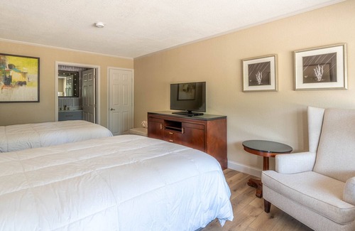 Wappapello Cabin | Adjoining KIng Kitchenette & 2 Queen Rms