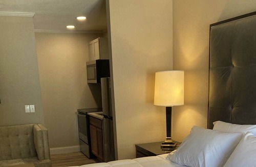 Wappapello Cabin | Adjoining KIng Kitchenette & 2 Queen Rms