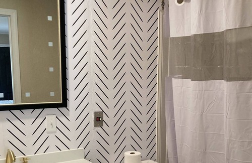 Wappapello Cabin | Adjoining KIng Kitchenette & 2 Queen Rms