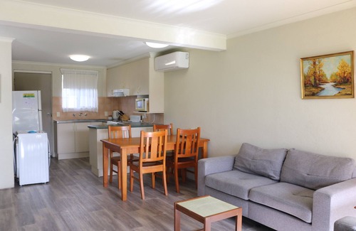 Merimbula Apartment | Admirals Lodge: Unit 1: Pet friendly