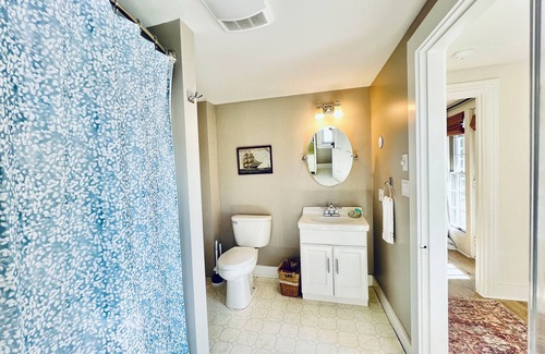 Boothbay Harbor Hotel | Admirals Quarters Inn