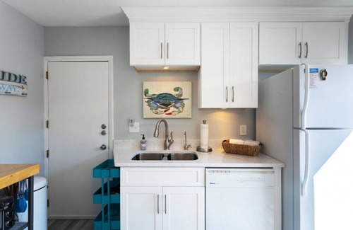 Sarasota House | Adorable 1 Bedroom, 1 Bath guesthouse < 1block to Lido Beach