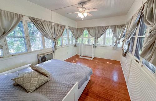 Gainesville House | Adorable 1920s home near UF stadium sleeps 10