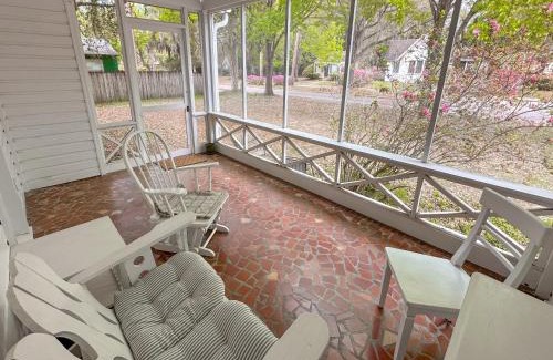 Gainesville House | Adorable 1920s home near UF stadium sleeps 10