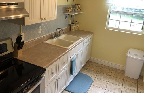 Cocoa House | Adorable 1950's Cottage Central to Everything