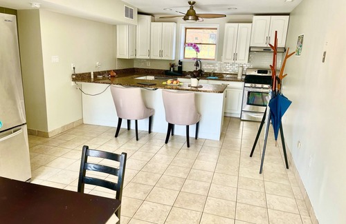 McLean House | Adorable 2 bedrooms+ den with indoor fireplace