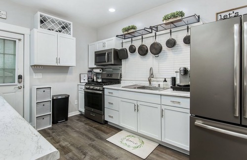 Moline House | Adorable 2BR Bungalow John Deere Vibrant Arena