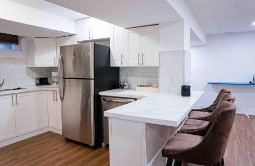 Ajax Apartment | Adorable 3 Bedroom Apartment with Free Parking